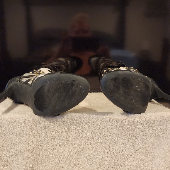 Heels - Picture 4 of 4